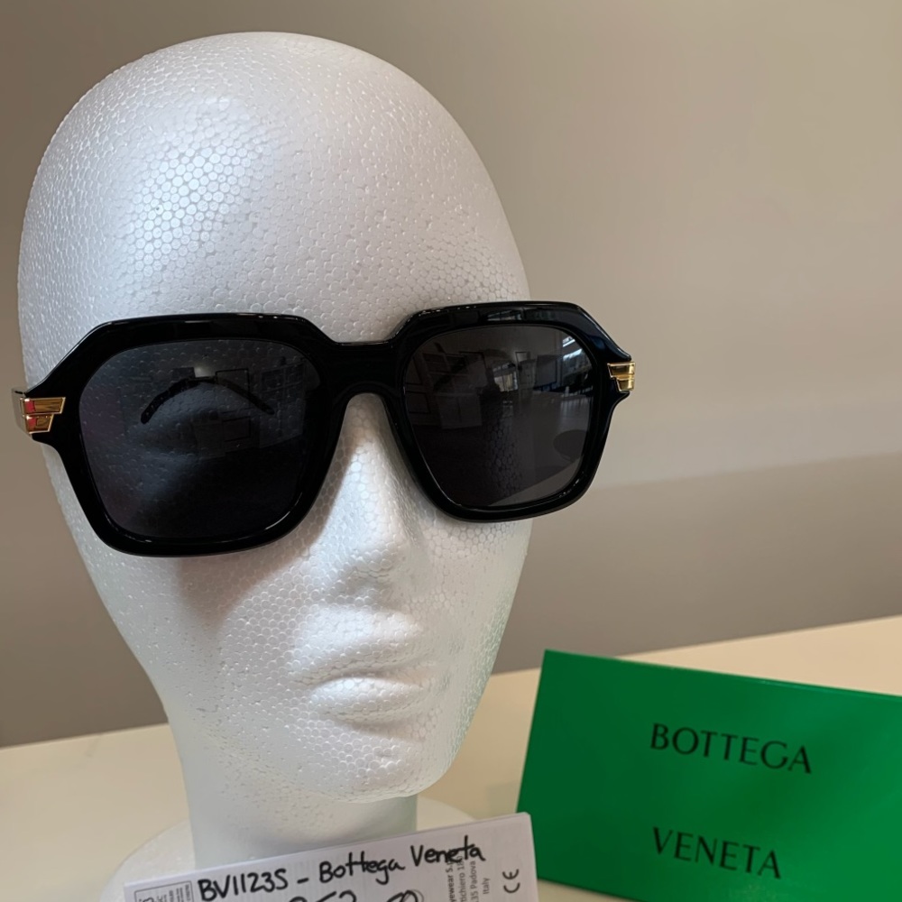 New BB01355A - BALENCIAGA (Black) Female Sunglasses… Just in time for spring!!? - Picture 2 of 3